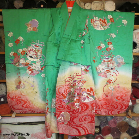 kleine Mädchen Furisode, Mandarinenten, Temariball