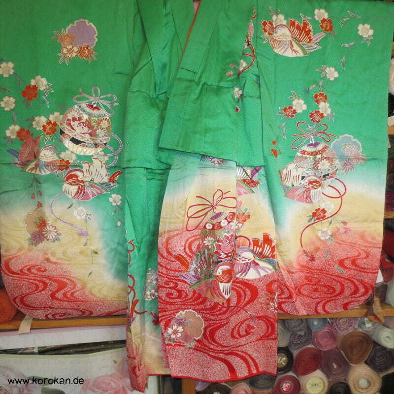 kleine Mädchen Furisode, Mandarinenten, Temariball