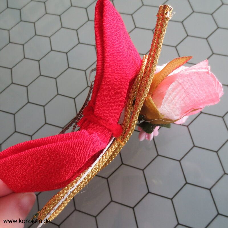 japanischer Kanzashi Rosen und Bänder Haarschmuck auf Metallklemme