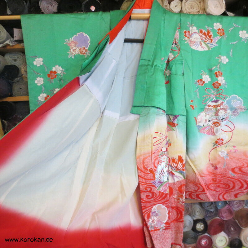 kleine Mädchen Furisode, Mandarinenten, Temariball