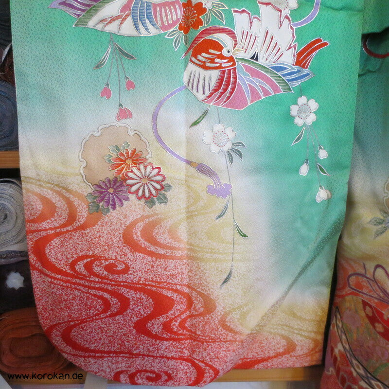 kleine Mädchen Furisode, Mandarinenten, Temariball