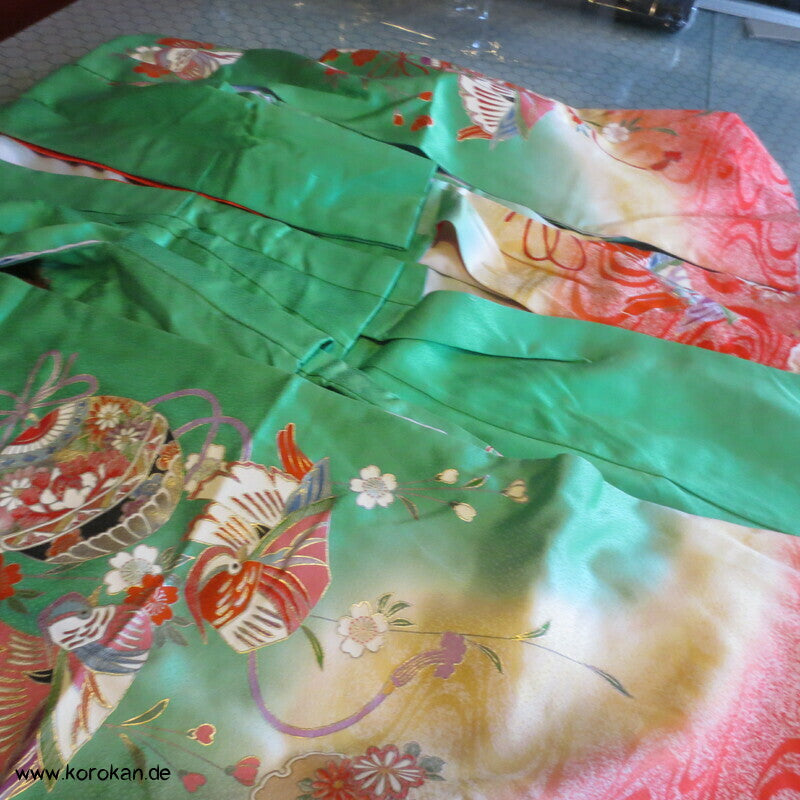 kleine Mädchen Furisode, Mandarinenten, Temariball