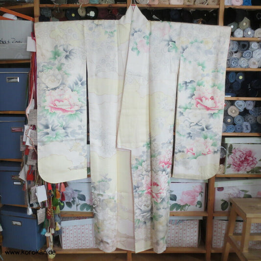 zart pastellfarbener Seidencrepe Furisode Kimono mit Päonien und Blumen