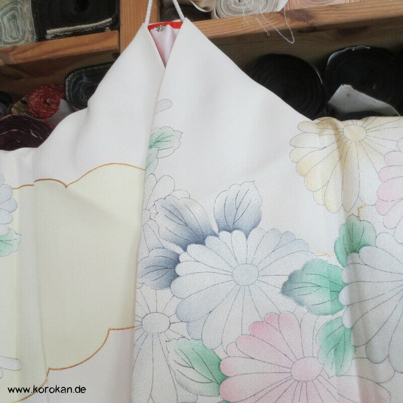 zart pastellfarbener Seidencrepe Furisode Kimono mit Päonien und Blumen