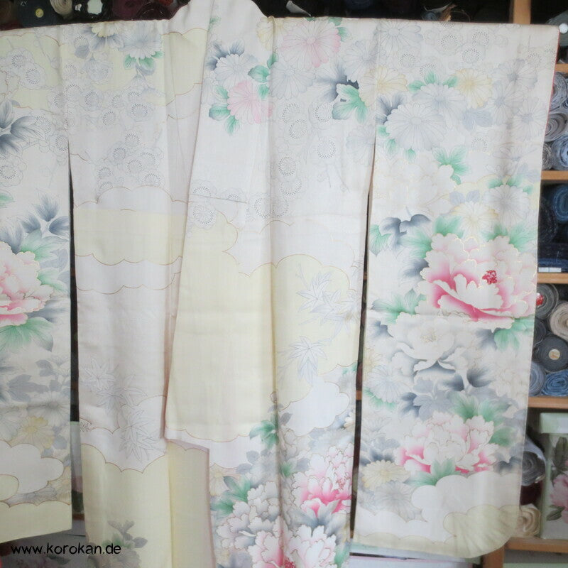 zart pastellfarbener Seidencrepe Furisode Kimono mit Päonien und Blumen