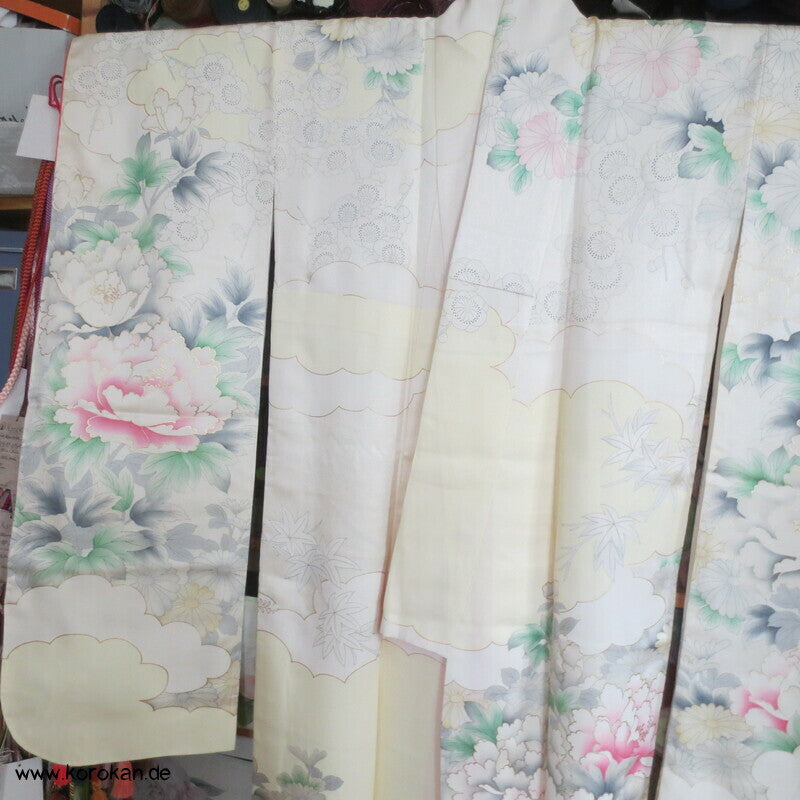 zart pastellfarbener Seidencrepe Furisode Kimono mit Päonien und Blumen