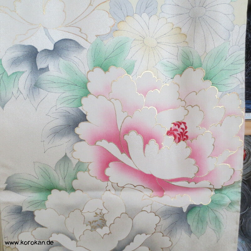 zart pastellfarbener Seidencrepe Furisode Kimono mit Päonien und Blumen