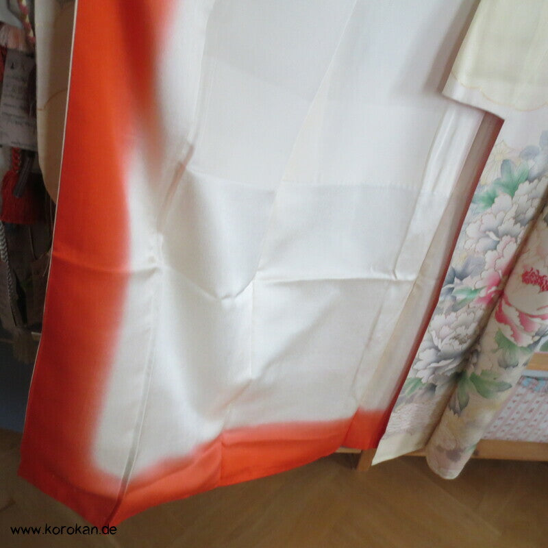 zart pastellfarbener Seidencrepe Furisode Kimono mit Päonien und Blumen