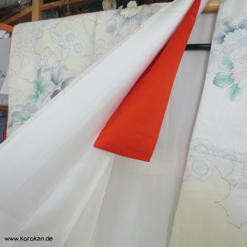 zart pastellfarbener Seidencrepe Furisode Kimono mit Päonien und Blumen