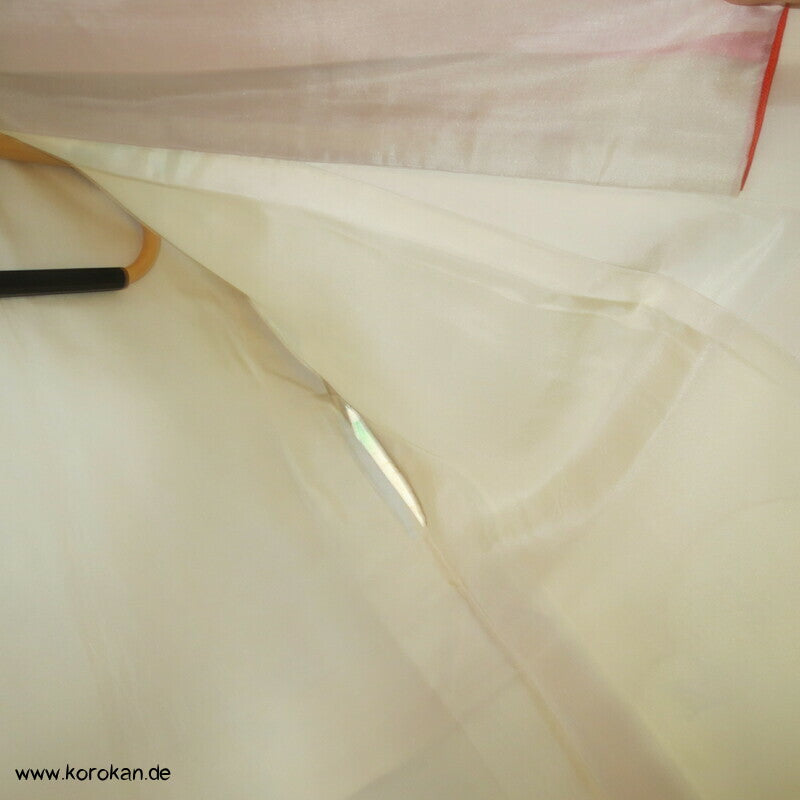 zart pastellfarbener Seidencrepe Furisode Kimono mit Päonien und Blumen