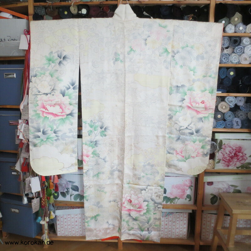 zart pastellfarbener Seidencrepe Furisode Kimono mit Päonien und Blumen