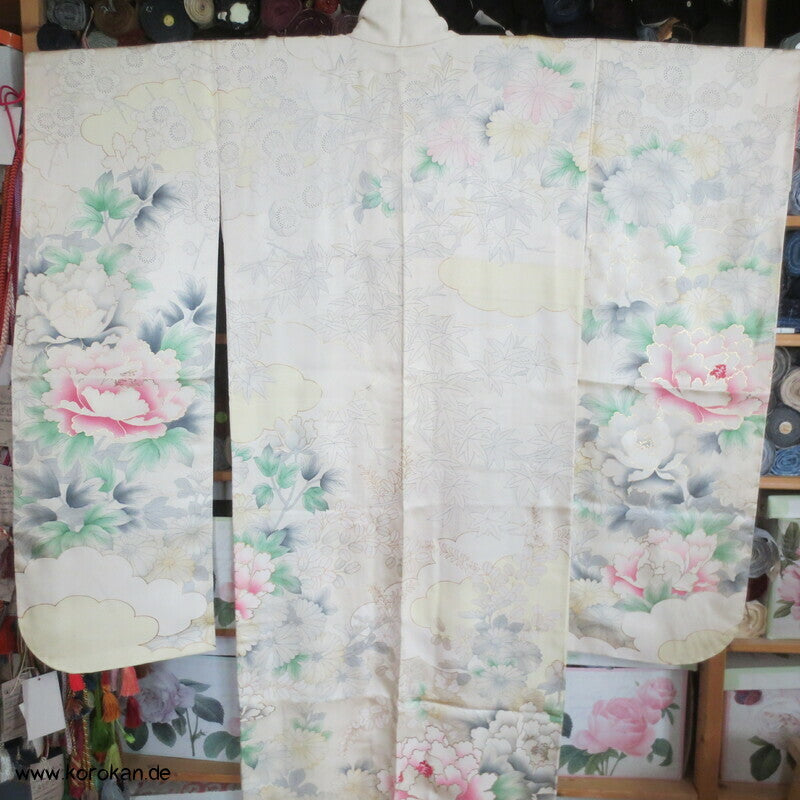 zart pastellfarbener Seidencrepe Furisode Kimono mit Päonien und Blumen