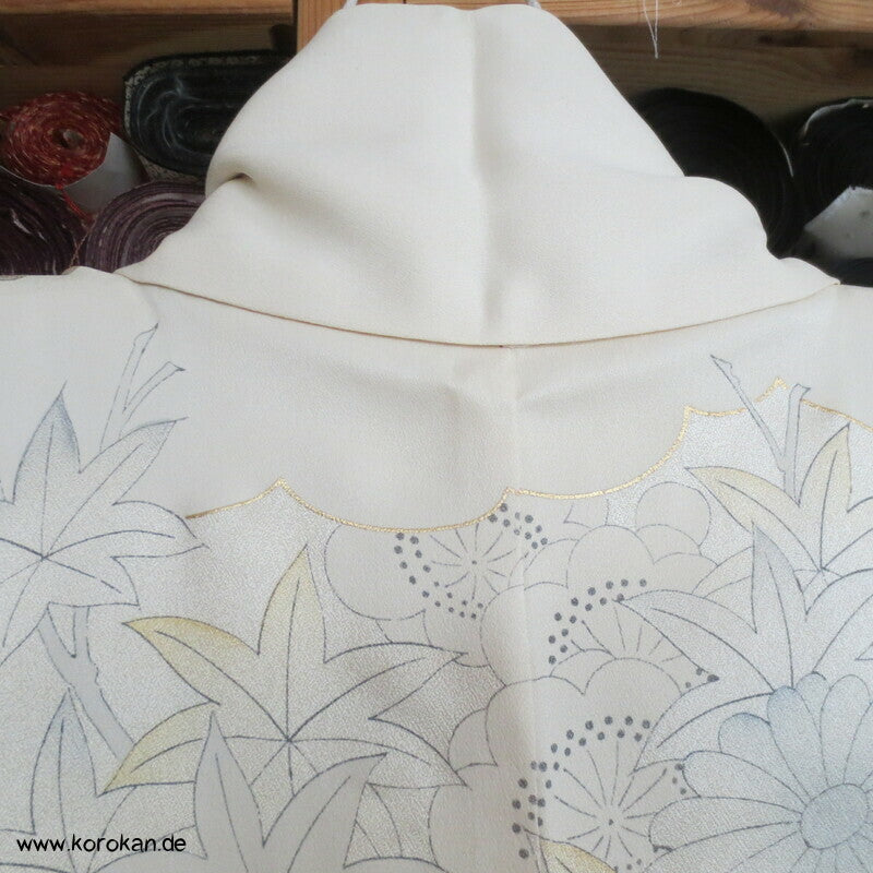 zart pastellfarbener Seidencrepe Furisode Kimono mit Päonien und Blumen