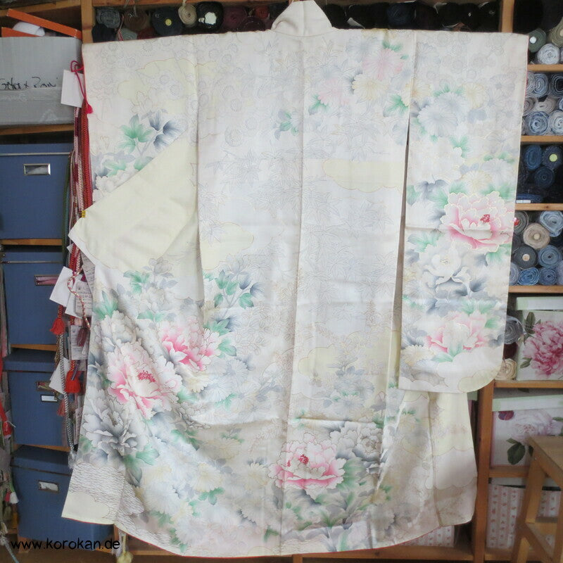 zart pastellfarbener Seidencrepe Furisode Kimono mit Päonien und Blumen