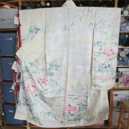 zart pastellfarbener Seidencrepe Furisode Kimono mit Päonien und Blumen