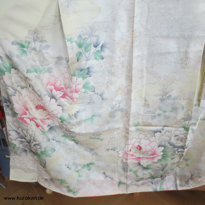 zart pastellfarbener Seidencrepe Furisode Kimono mit Päonien und Blumen