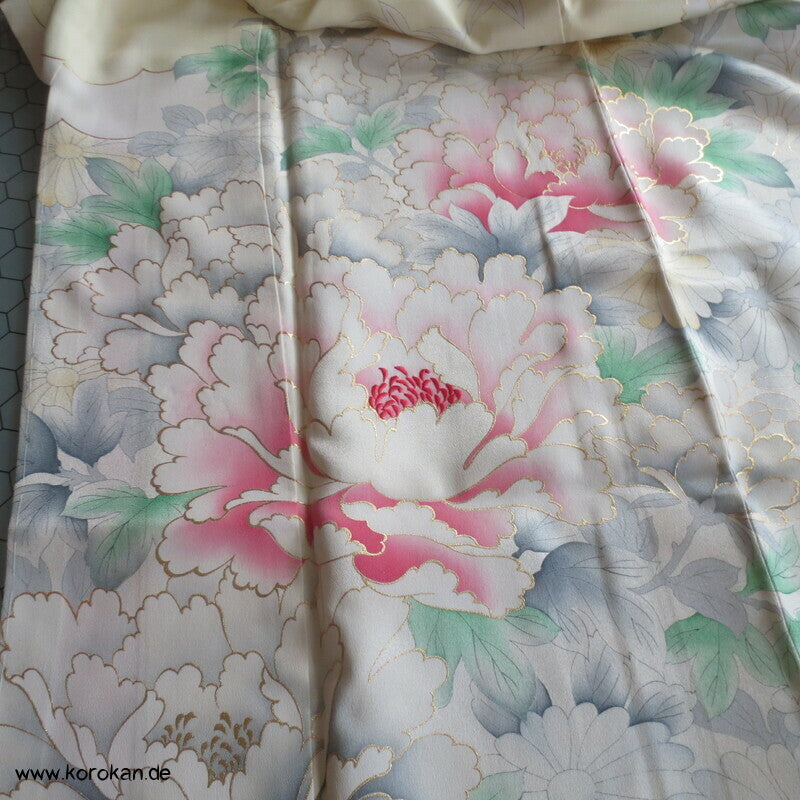 zart pastellfarbener Seidencrepe Furisode Kimono mit Päonien und Blumen