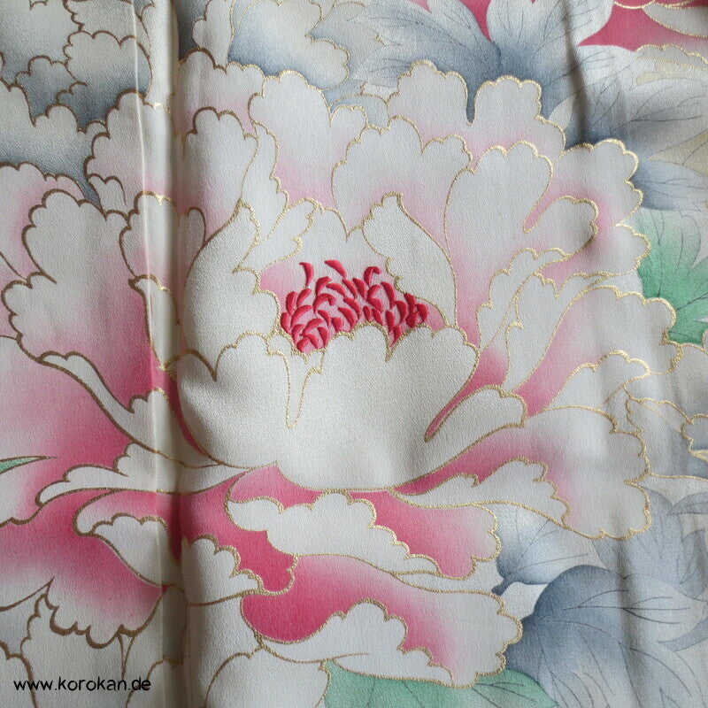zart pastellfarbener Seidencrepe Furisode Kimono mit Päonien und Blumen