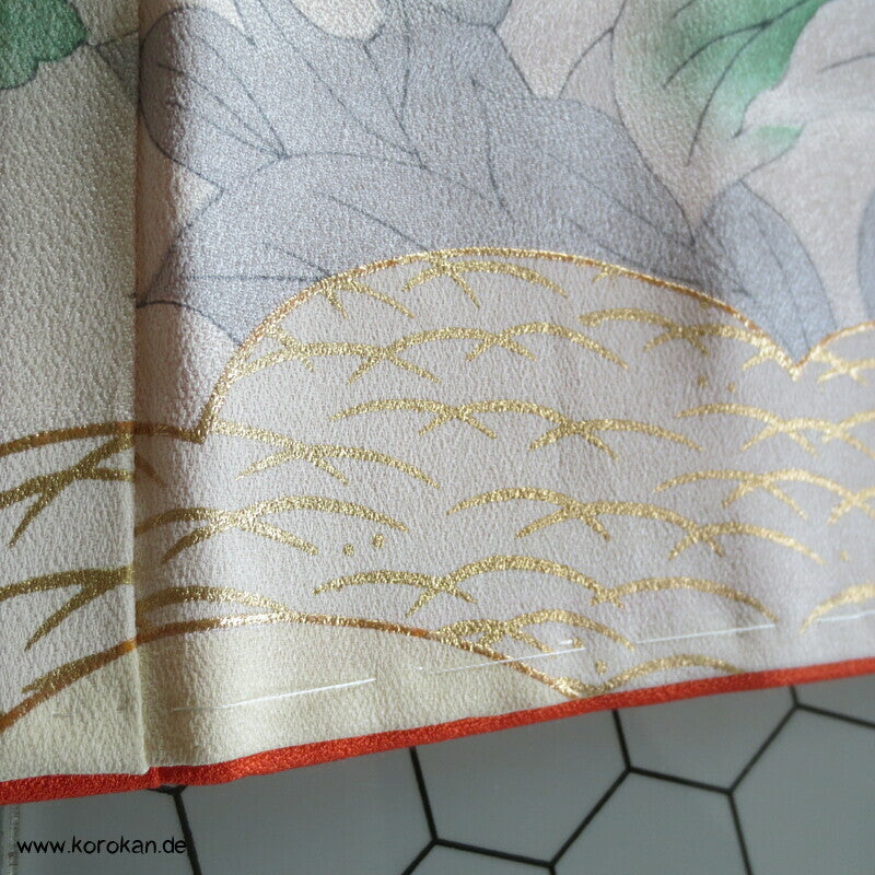 zart pastellfarbener Seidencrepe Furisode Kimono mit Päonien und Blumen