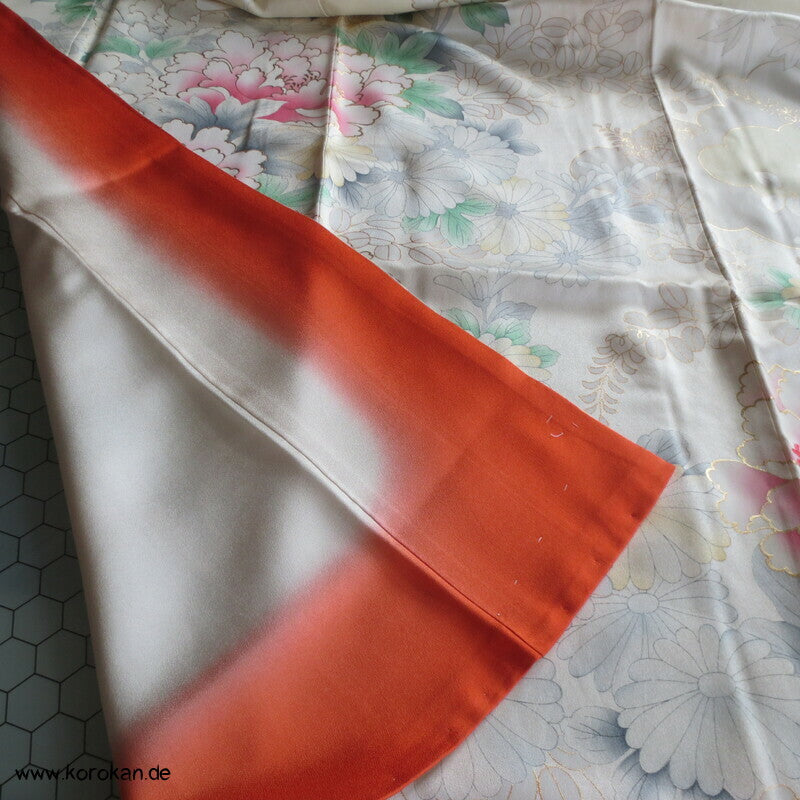 zart pastellfarbener Seidencrepe Furisode Kimono mit Päonien und Blumen