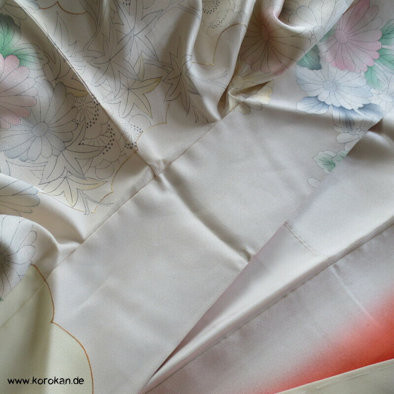 zart pastellfarbener Seidencrepe Furisode Kimono mit Päonien und Blumen