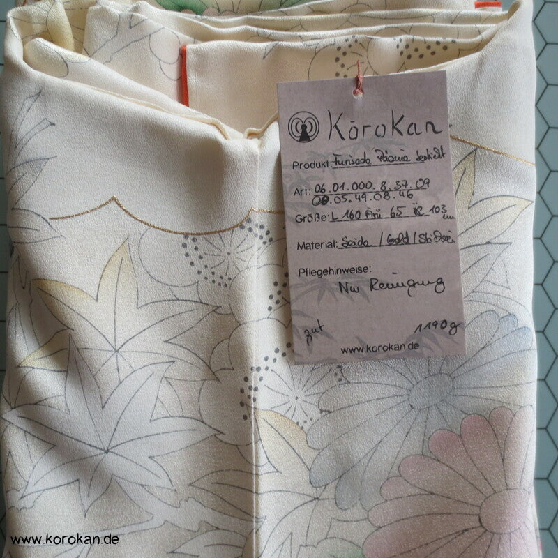 zart pastellfarbener Seidencrepe Furisode Kimono mit Päonien und Blumen