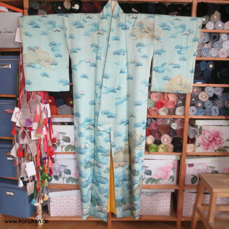 Kiefernbüsche Seidendamast hellblau, blau, gold Homongi Kimono