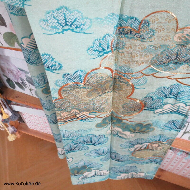 Kiefernbüsche Seidendamast hellblau, blau, gold Homongi Kimono