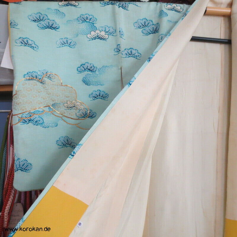 Kiefernbüsche Seidendamast hellblau, blau, gold Homongi Kimono