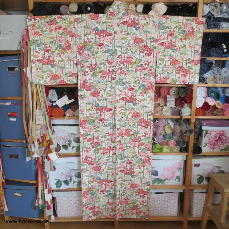 Bingata Druck mit Bambus, Wolken, Päonien Seidencrepe Komon Kimono