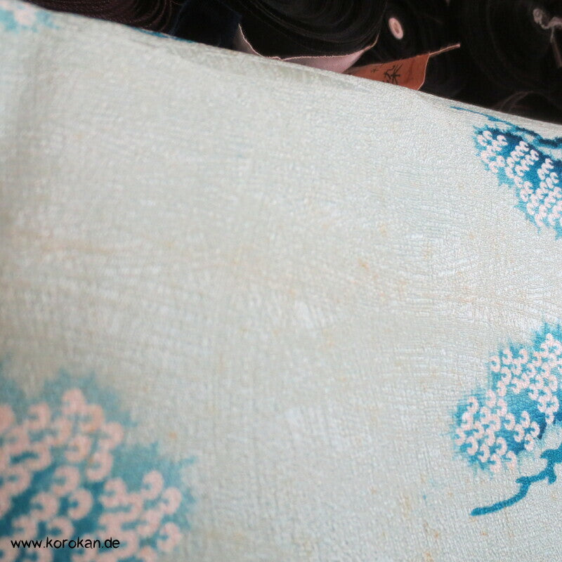 Kiefernbüsche Seidendamast hellblau, blau, gold Homongi Kimono