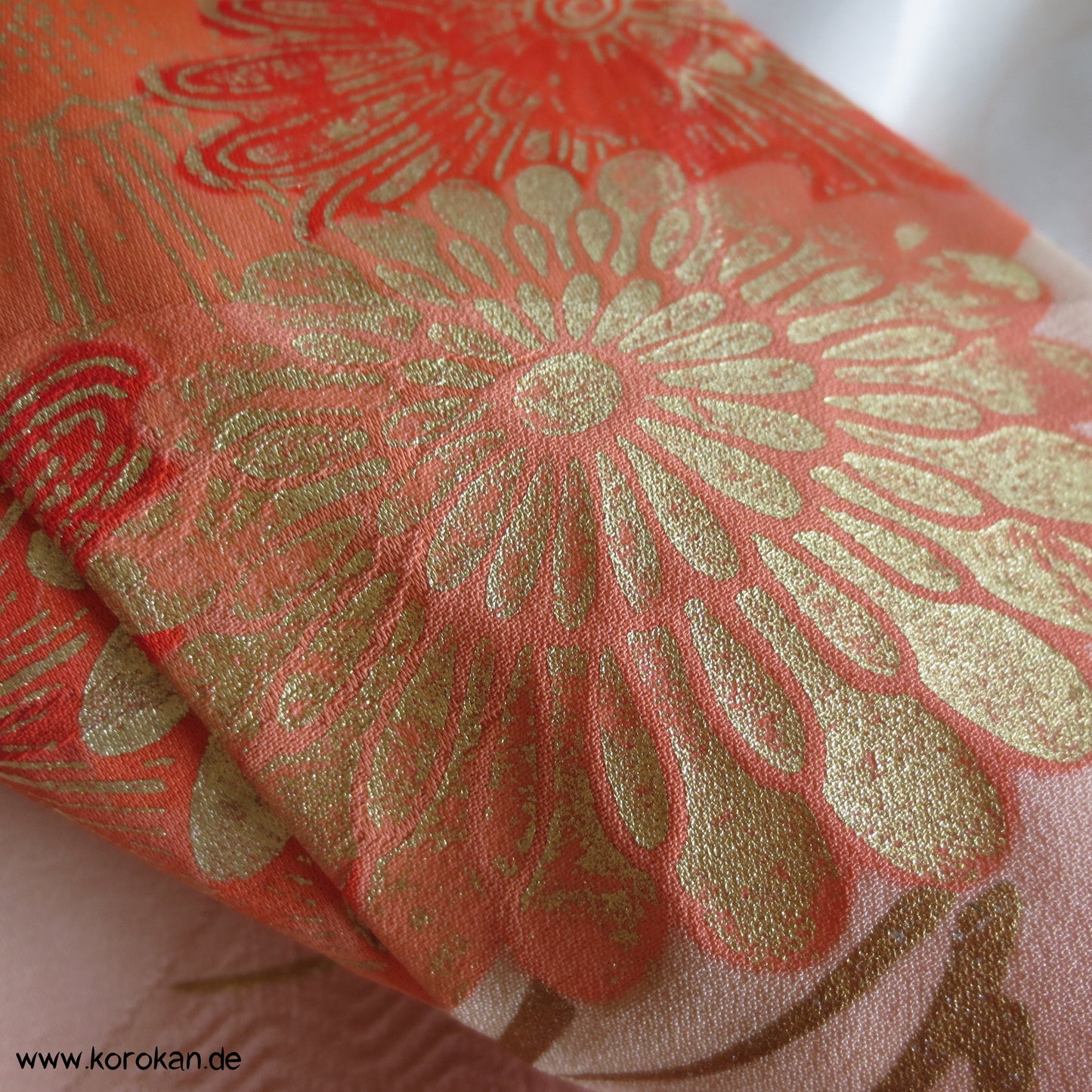 Abendmantel aus Furisode Kimono Seide mit Blüten und Goldstickerei, Gr. L