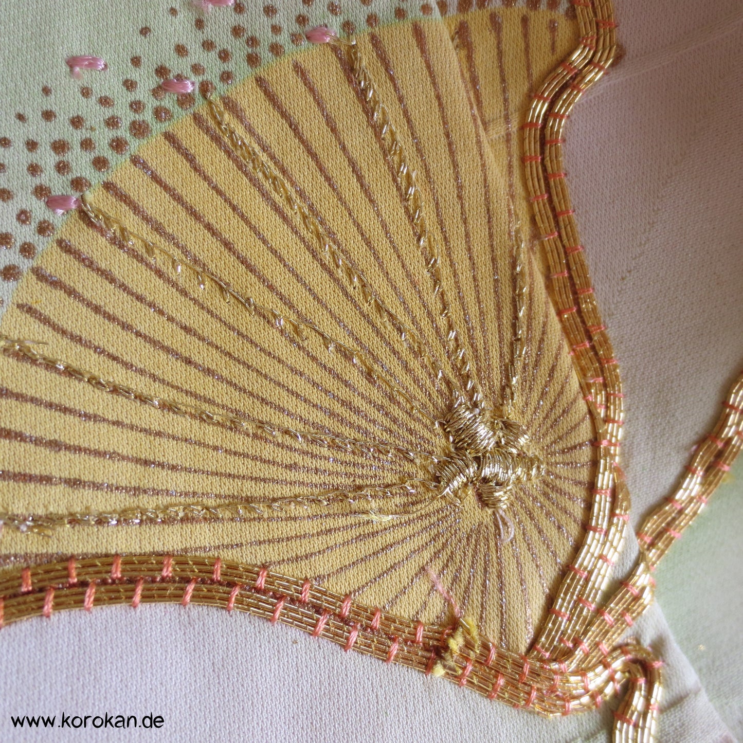 Abendmantel aus Furisode Kimono Seide mit Blüten und Goldstickerei, Gr. L