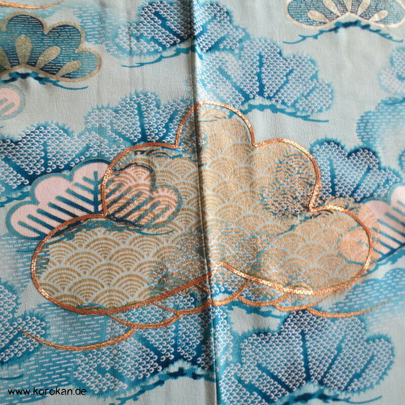Kiefernbüsche Seidendamast hellblau, blau, gold Homongi Kimono
