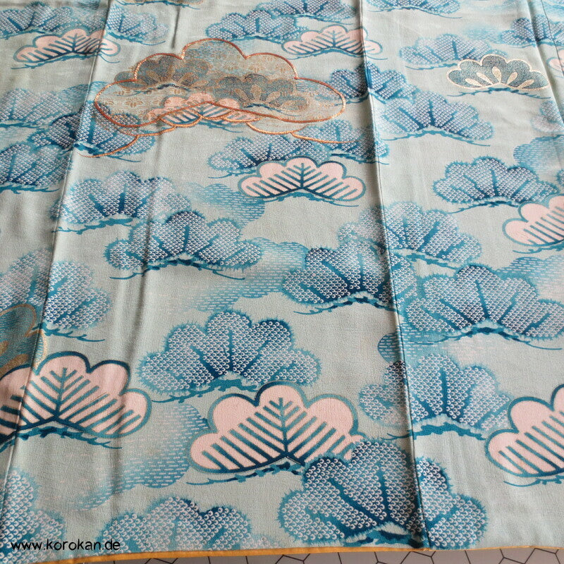 Kiefernbüsche Seidendamast hellblau, blau, gold Homongi Kimono