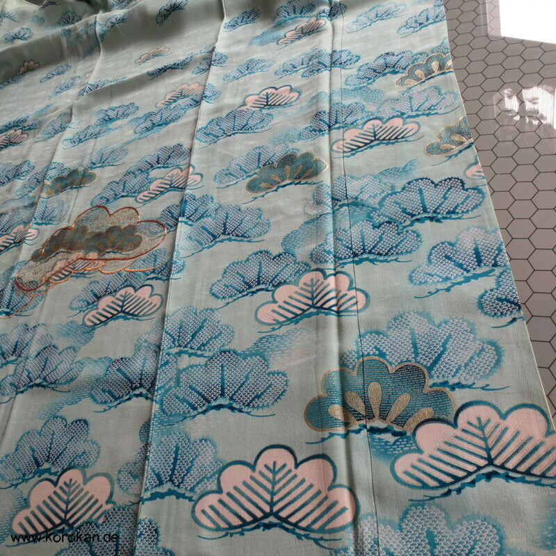 Kiefernbüsche Seidendamast hellblau, blau, gold Homongi Kimono