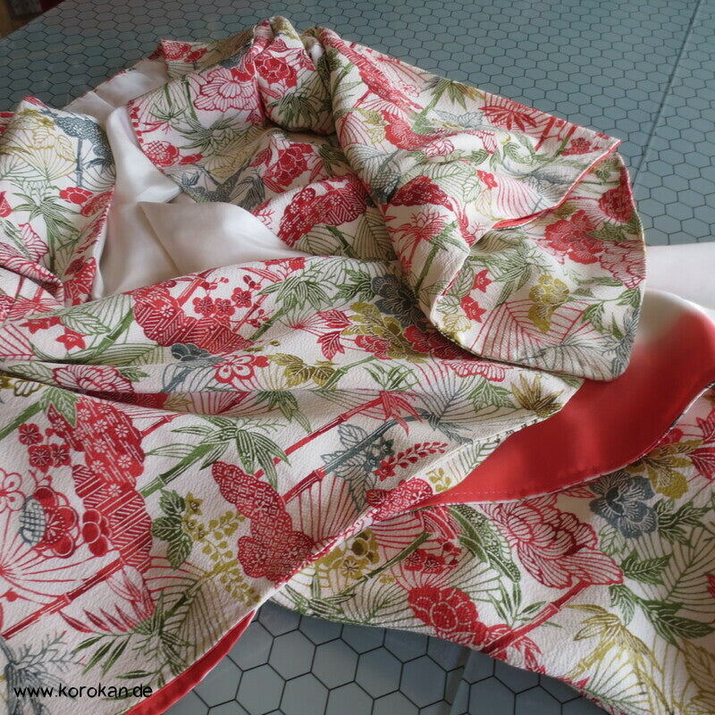 Bingata Druck mit Bambus, Wolken, Päonien Seidencrepe Komon Kimono
