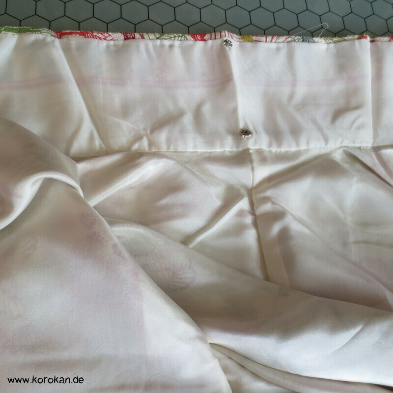 Bingata Druck mit Bambus, Wolken, Päonien Seidencrepe Komon Kimono