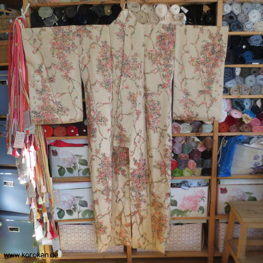 glitzernde Sakura Omeshi Urushi Komon Kimono
