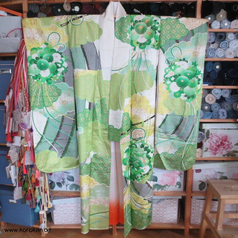 grüne Kusudama zwischen Noren Furisode Seidendamast Kimono