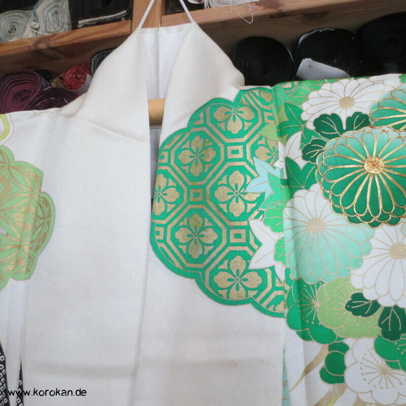 grüne Kusudama zwischen Noren Furisode Seidendamast Kimono