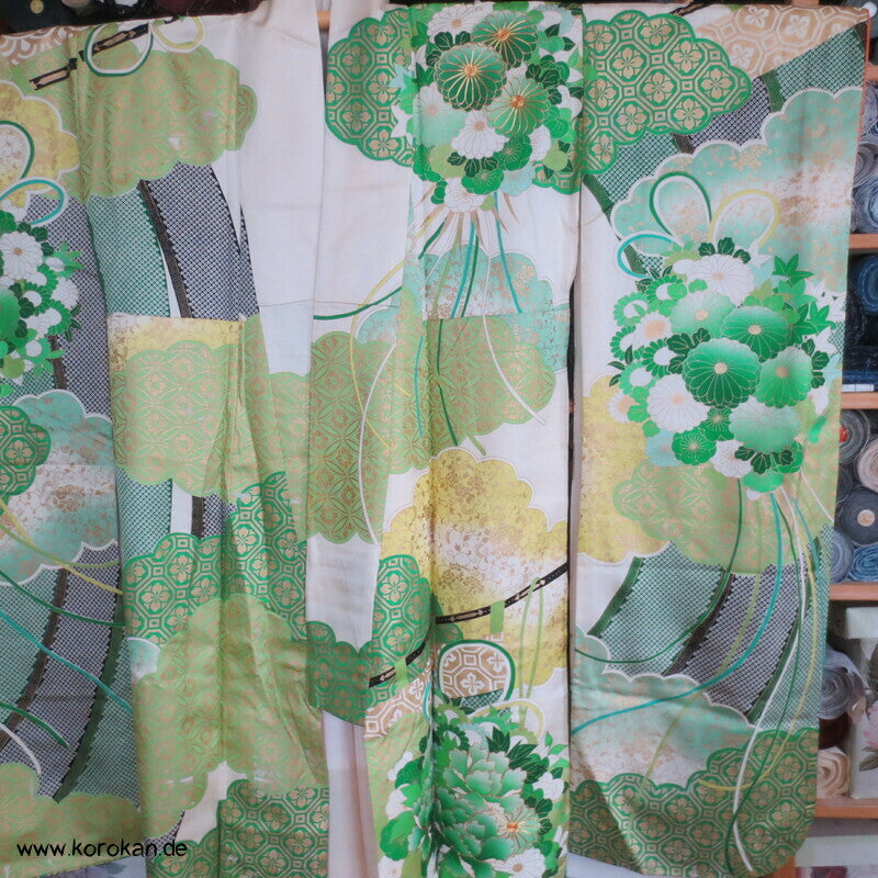 grüne Kusudama zwischen Noren Furisode Seidendamast Kimono