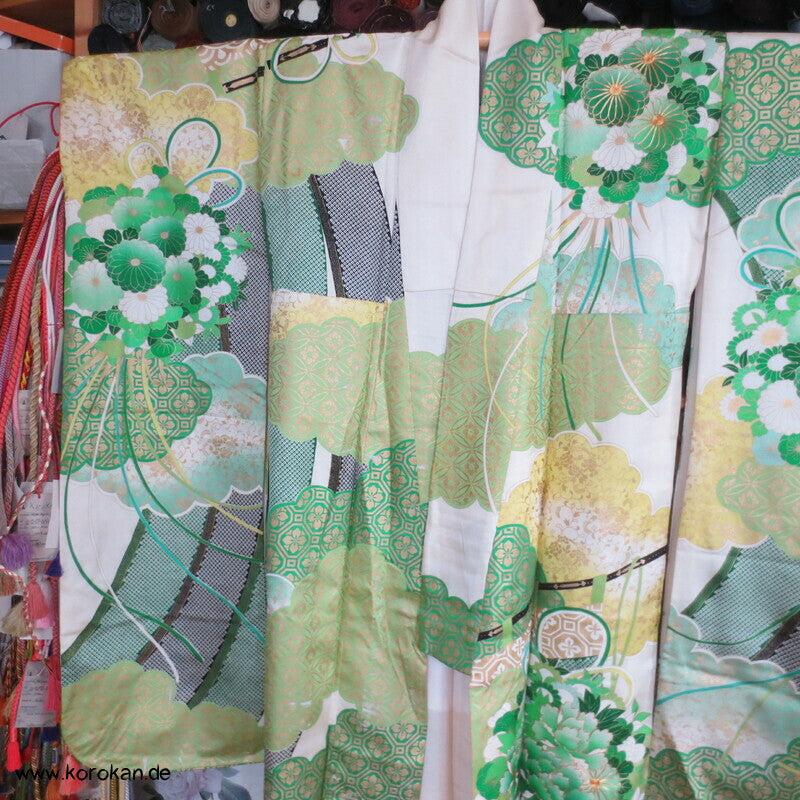 grüne Kusudama zwischen Noren Furisode Seidendamast Kimono