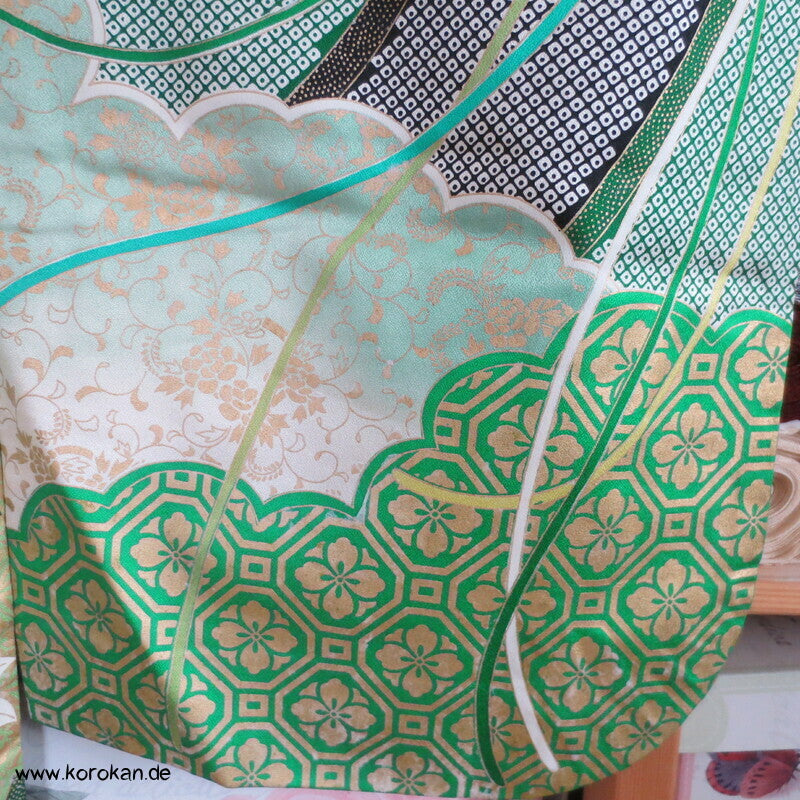 grüne Kusudama zwischen Noren Furisode Seidendamast Kimono
