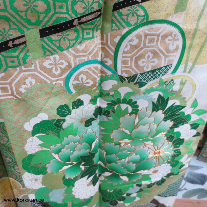 grüne Kusudama zwischen Noren Furisode Seidendamast Kimono