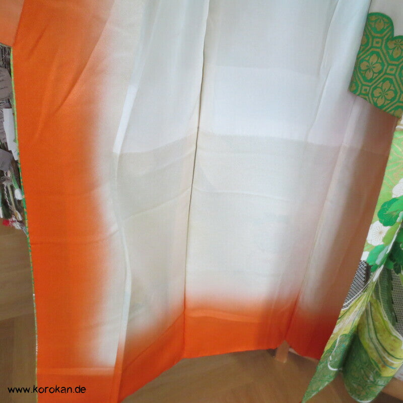 grüne Kusudama zwischen Noren Furisode Seidendamast Kimono