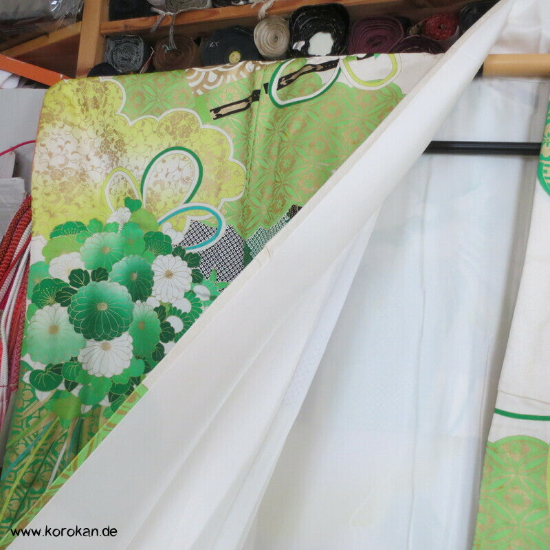 grüne Kusudama zwischen Noren Furisode Seidendamast Kimono