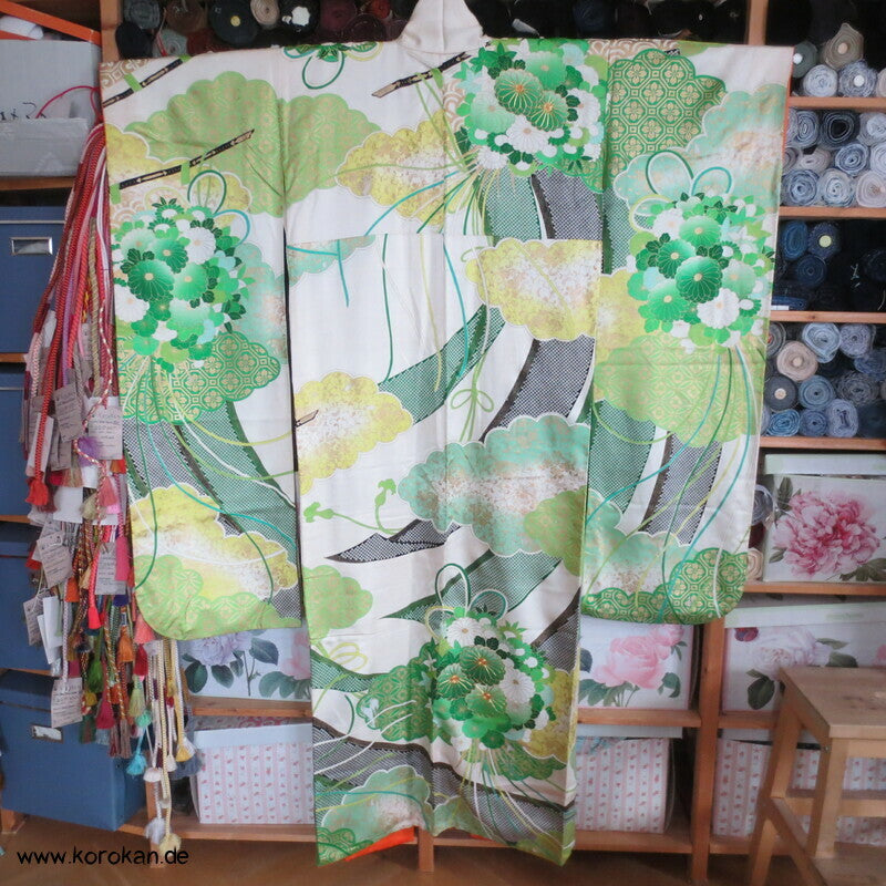 grüne Kusudama zwischen Noren Furisode Seidendamast Kimono
