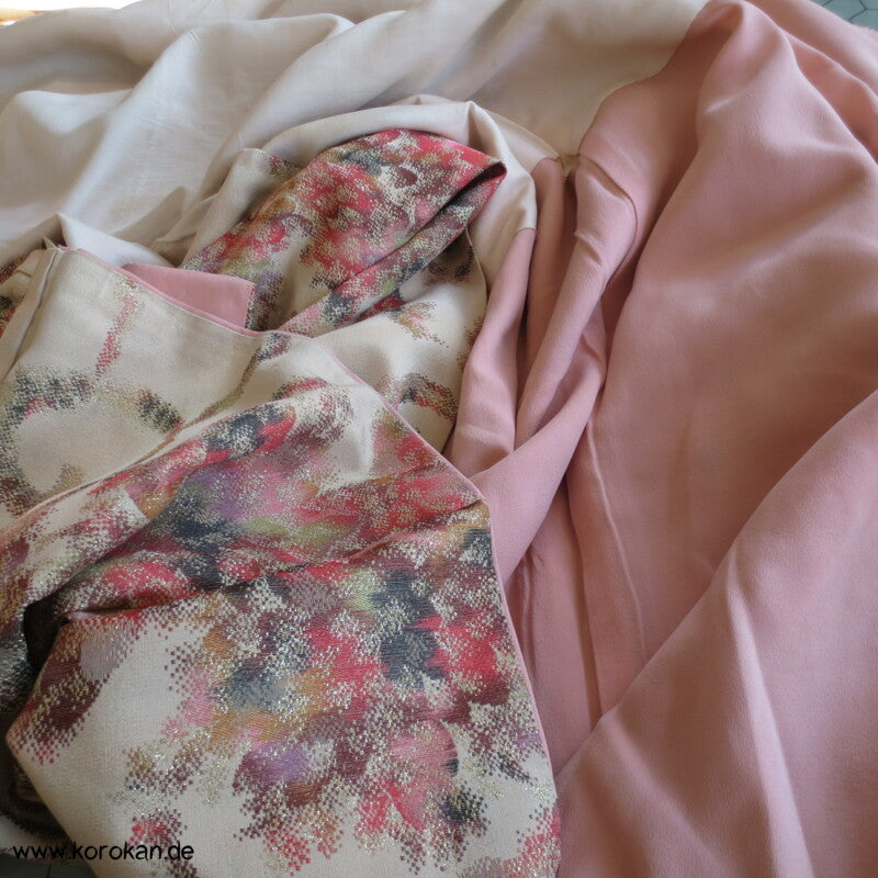 glitzernde Sakura Omeshi Urushi Komon Kimono