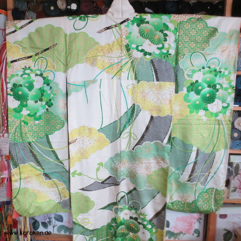 grüne Kusudama zwischen Noren Furisode Seidendamast Kimono